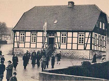 Die evangelische Volksschule Balve wird 1951 im "Röhrenschen" Haus eingeweiht. 