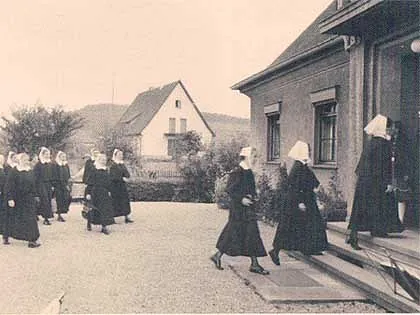 Diakonissen wohnen dem Einführungsgottesdienst von Gemeindeschwester Grete Schreiber bei.