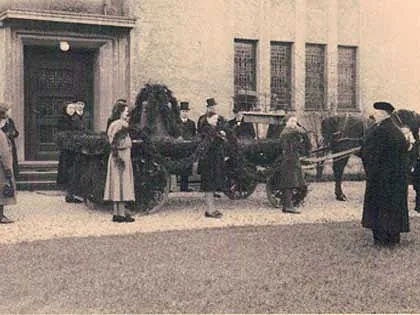 Am 22.1.1950 wurde die "neue" Glocke auf einem Pferdegespann eingeholt.