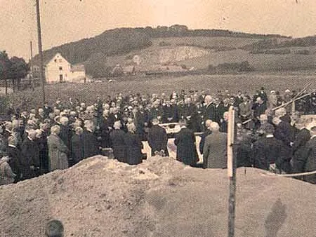 Grundsteinlegung der Kirche Balve am 31.5.1933. Im Hintergrund der Kalksteinbruch des Kalkwerks Allhoff und das Wohnhaus der Gärtnerei Fehling